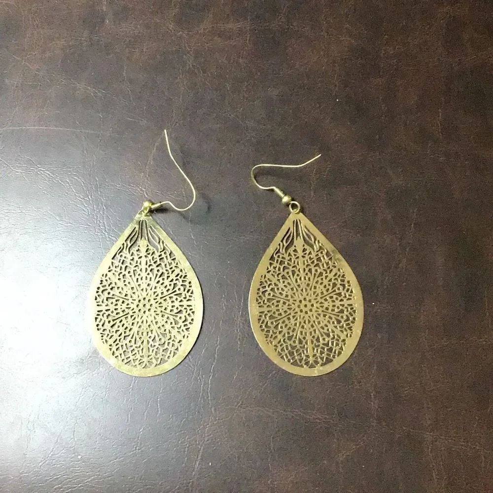 Vintage gold tone filigree earrings